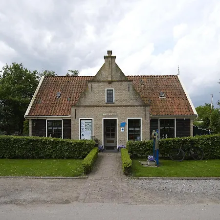 Dağ evi Nice Chalet With Garden, Near The Wadden Sea